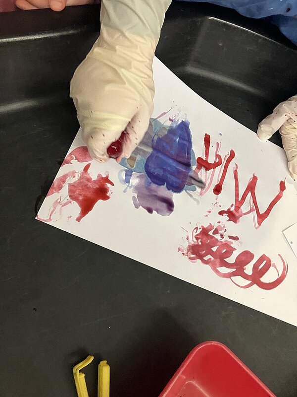 Kinder f&auml;rben Eisw&uuml;rfel ein und malen damit