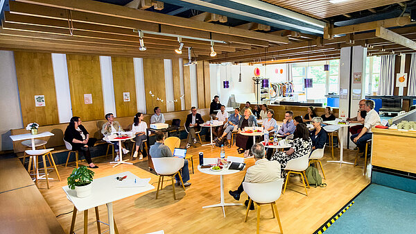 An der Auftaktveranstaltung am 17. Juni 2026 nahmen Muchtar Al Ghusain (Geschäftsbereichsvorstand Jugend, Bildung und Kultur), Julia Gajewski (Schulleiterin der Gesamtschule Bockmühle) und Christoph Zeckra (Vorstand der Stiftung für Vielfalt und Respekt) teil sowie Vertreter*innen der lokalen KiTas und Schulen. (Foto: Bildungscampus Bockmühle)