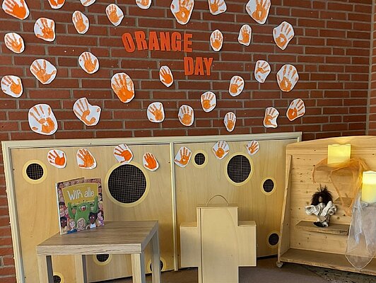 Herzensort mit orangen Handabdrücken