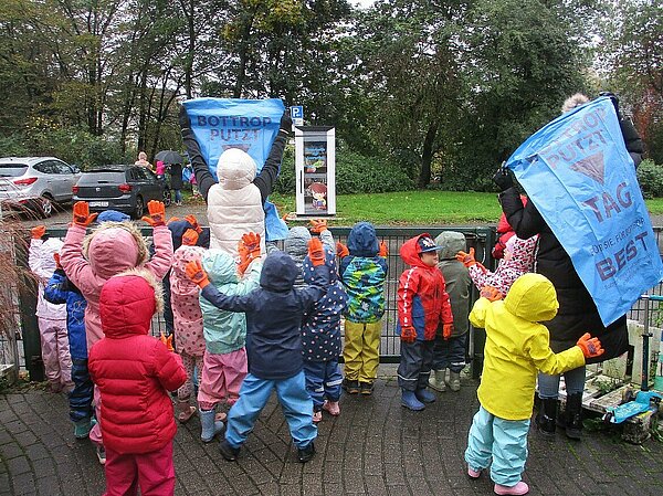 Kinder reinigen Stadtteil