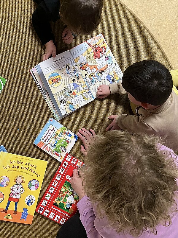 Christin Siebel liest den Kindern vor und kommt mit ihnen über die Geschichten ins Gespräch