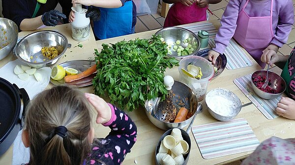 Kinder kochen gemeinsam