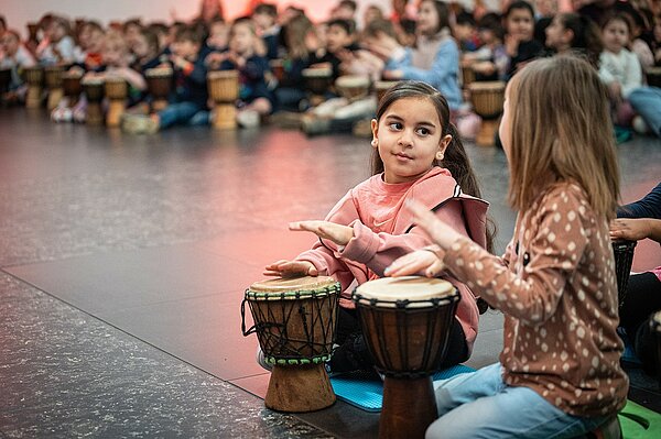 Kinder trommeln
