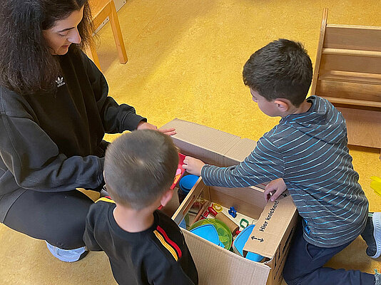 Kinder packen Kisten