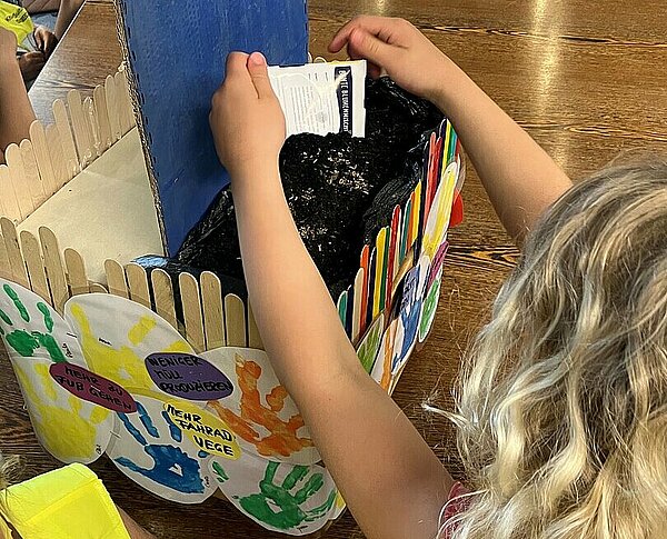 Vor Ort pflanzten die Kinder Blumensamen ein, die schon bald bunt bl&uuml;hen und die Blicke auf &lrm;sich ziehen sollen.&lrm;