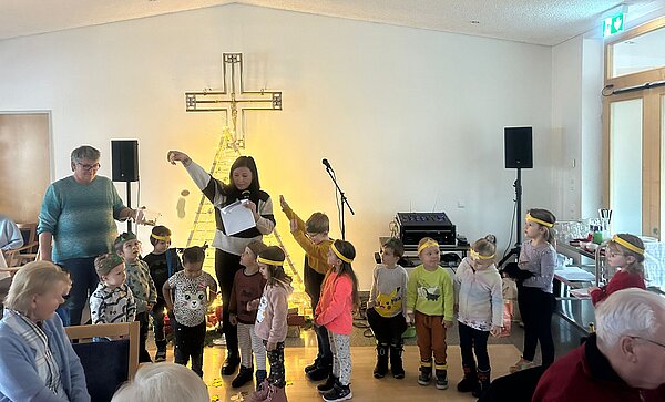 Kinder singen in Seniorenheim