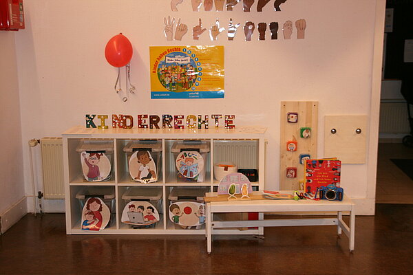 Kinderrechte Regal in der KiTa