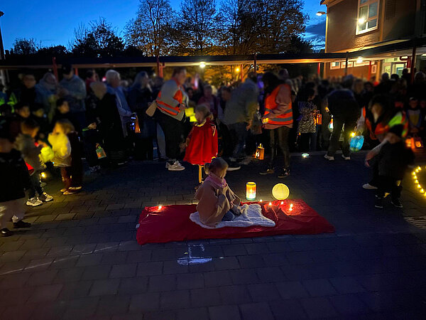 KInder auf dem Schulhof zu Sankt Martin