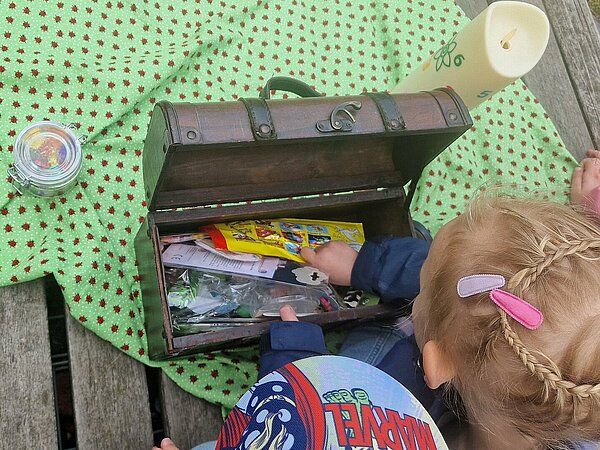Zum Geburtstag sucht sich ein Kind eine &Uuml;berraschung aus einer Box aus