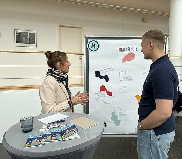 Austausch am Datenschutzstand