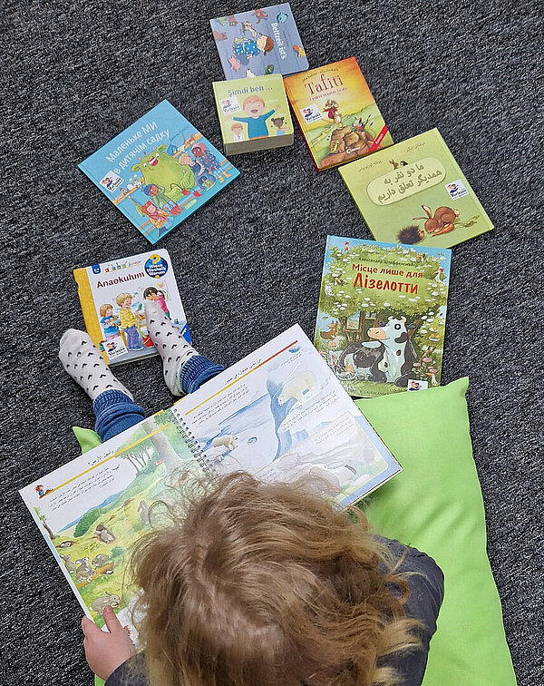Kind betrachtet Bücher