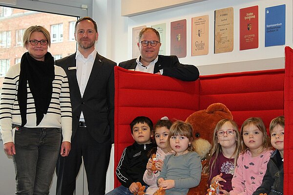 Gruppenfoto von KiTa-Leitung, Sparkasse-Mitarbeitern und Kindern