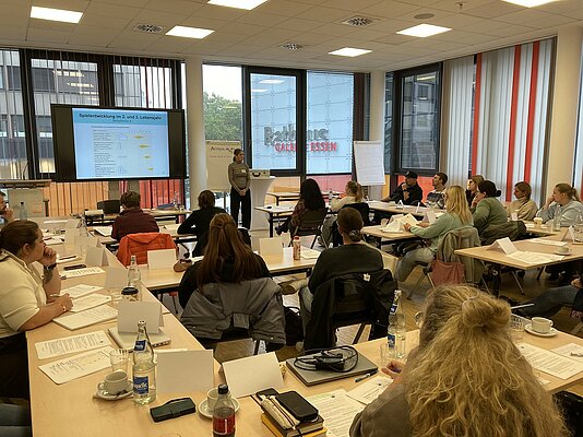 Ende September 2025 trafen sich rund 20 „Fachkräfte für inklusive Bildungs- und Erziehungsarbeit“ aus den KiTas des KiTa Zweckverbandes zu einem Fachtag im Haus der Caritas in Essen. Unter dem Titel „Ist das denn noch normal? Entscheidungshilfen zum Erkennen auffälliger Entwicklungen“ stand die Frage im Mittelpunkt, wie Kinder mit Entwicklungsverzögerungen frühzeitig und sensibel unterstützt werden können.