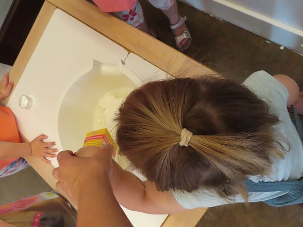 Kinder backen Hostien