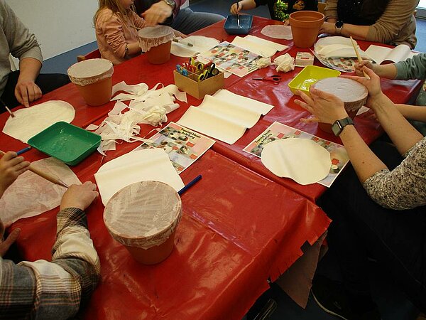 Kinder basteln Trommeln