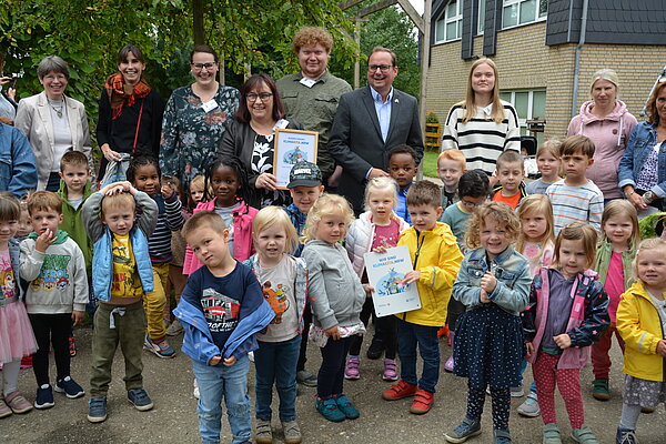 KiTa-Leiterin Birgit Dunschen und Oberbürgermeister Thomas Kufen