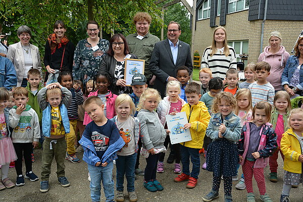 KiTa-Leiterin Birgit Dunschen und Oberbürgermeister Thomas Kufen