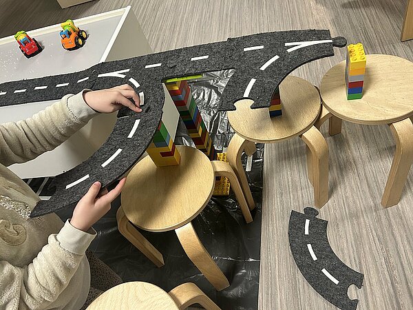 Stra&szlig;enkonstruktion mit Bausteinen und Stuhl