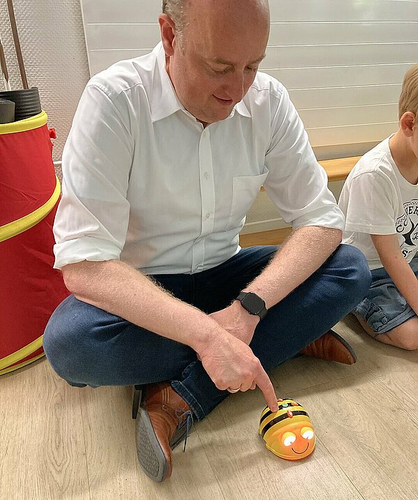 Matthias Hauer programmiert BeeBot