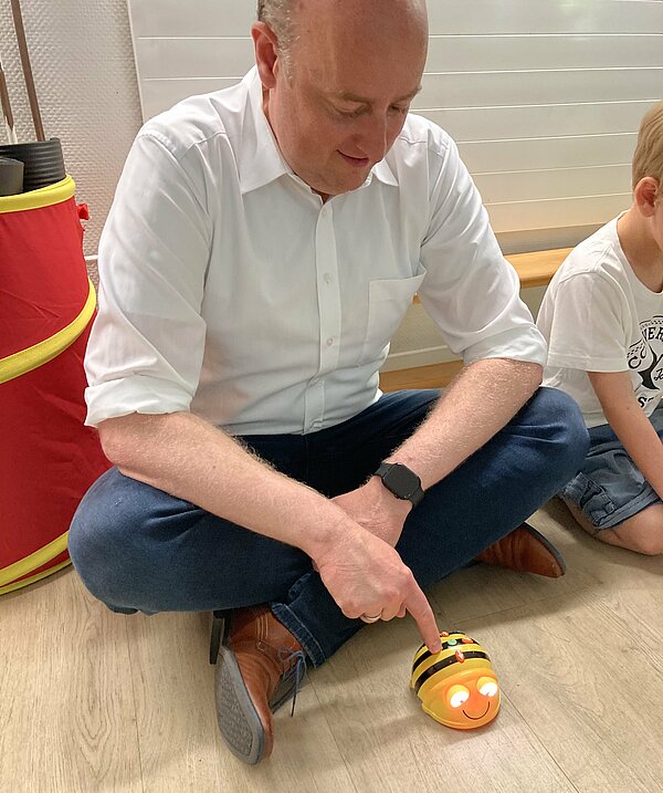 Matthias Hauer programmiert BeeBot