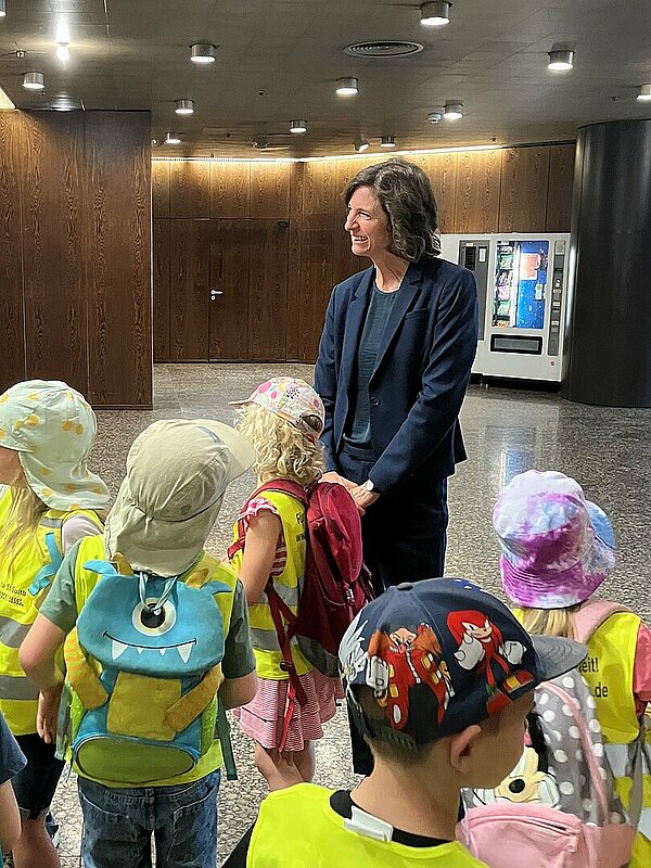 Verena kleine Holthaus, Gesch&auml;ftsf&uuml;hrerin im KiTa Zweckverband, zeigt sich beeindruckt &lrm;vom Engagement der KiTa-Kinder f&uuml;r eine bessere Umwelt.&lrm;
