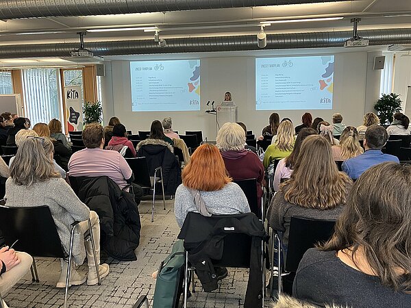 Begrüßung der neuen Ma im Saal 