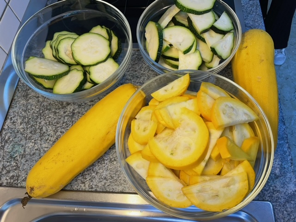 Zucchini in Schüssel