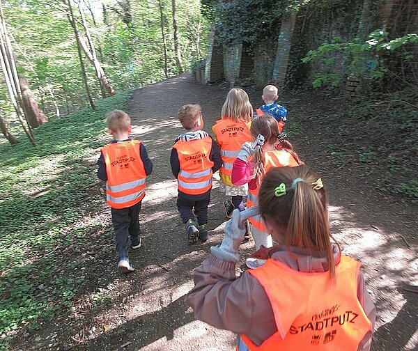 Kinder sammeln Müll