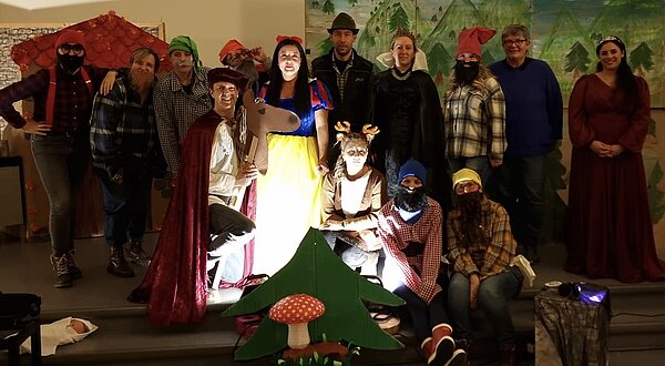 Gruppenfoto von Theateraufführung in Plettenberg