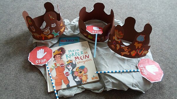 Kinder basteln Kronen und Stopschilder