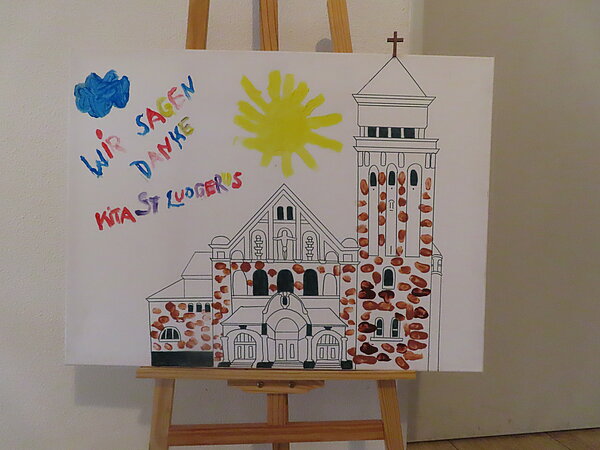 Kinder haben ein Bild mit einer Kirche gestaltet