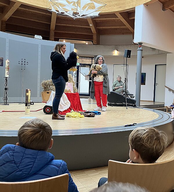 Zwei Frauen mit Handpuppen auf der Bühne