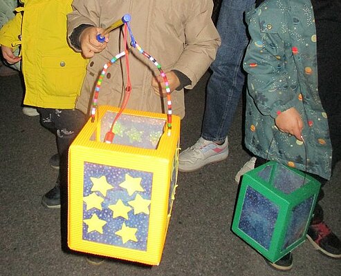 Kinder halten Laternen in der Hand