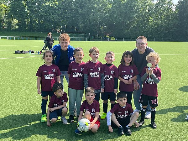 Gruppenfoto Kinder Fußballspiel