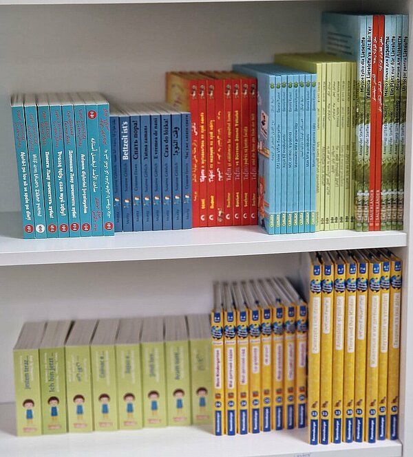Bücherregal mit mehrsprachigen Kinderbüchern