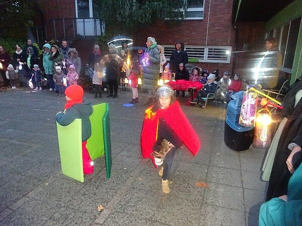 Kinder spielen St. Martin nach