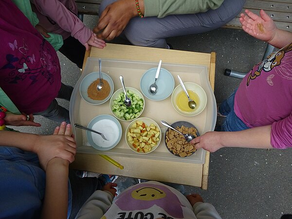 Kinder testen Geschmacksrichtungen