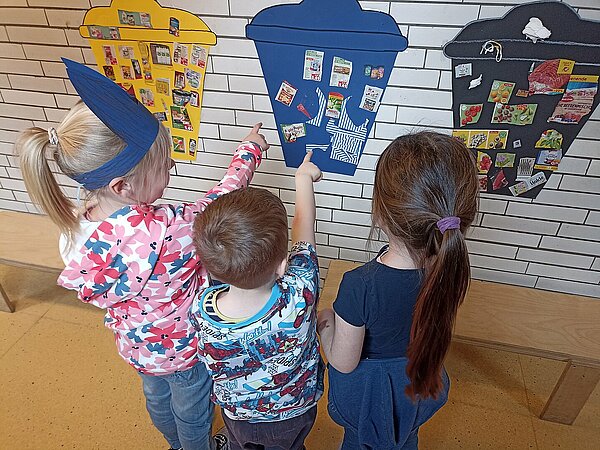 Kinder beschäftigen sich mit Mülltrennung