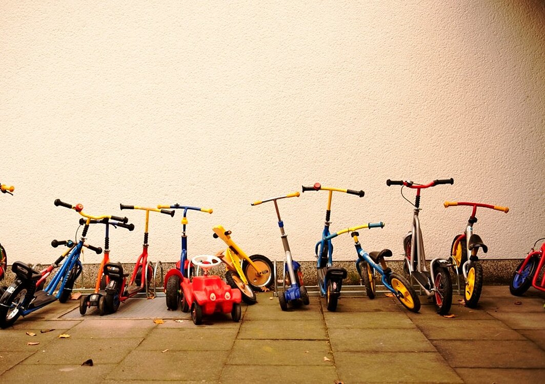 Roller stehen in einer Reihe