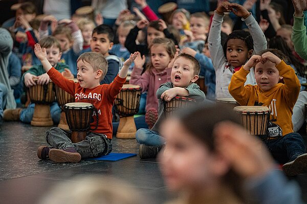 Kinder trommeln