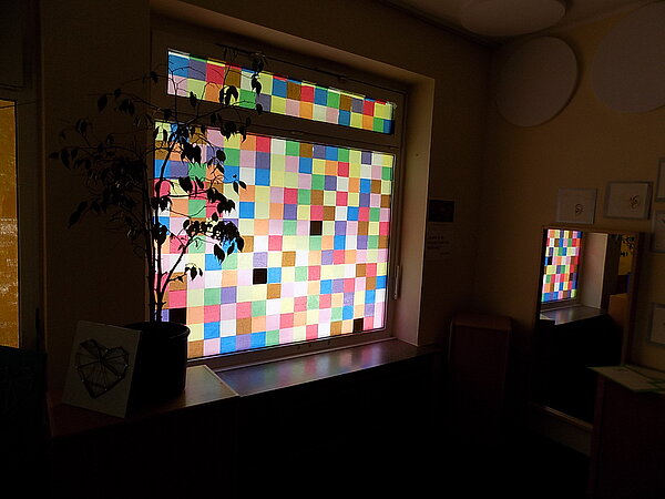 Bunt beklebtes Fenster