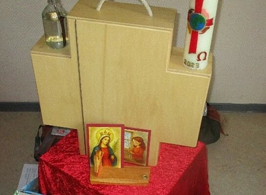 Kreuzkoffer und Kerze