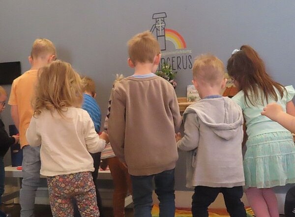 Kinder spielen am Herzensort