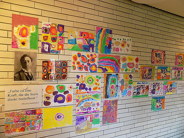 Bunte Bilder hängen an der Wand