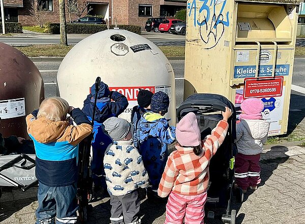 Kinder entsorgen Altglas