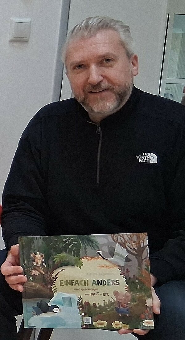 Bürgermeister hält Buch fest