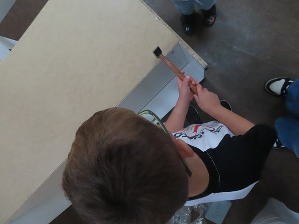 Kind hilft dabei, einen Schrank aufzubauen