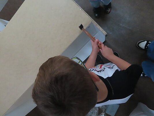 Kind hilft dabei, einen Schrank aufzubauen