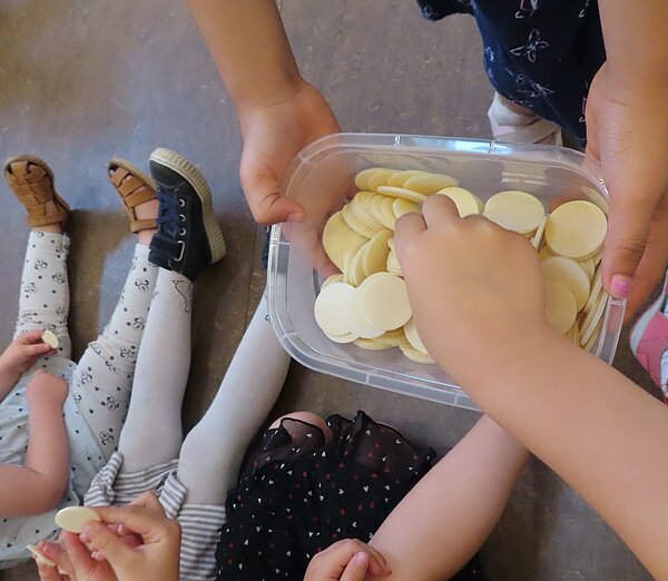 Kinder verteilen Hostien