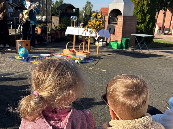 Kinder nehmen an Wortgottesfeier teil.